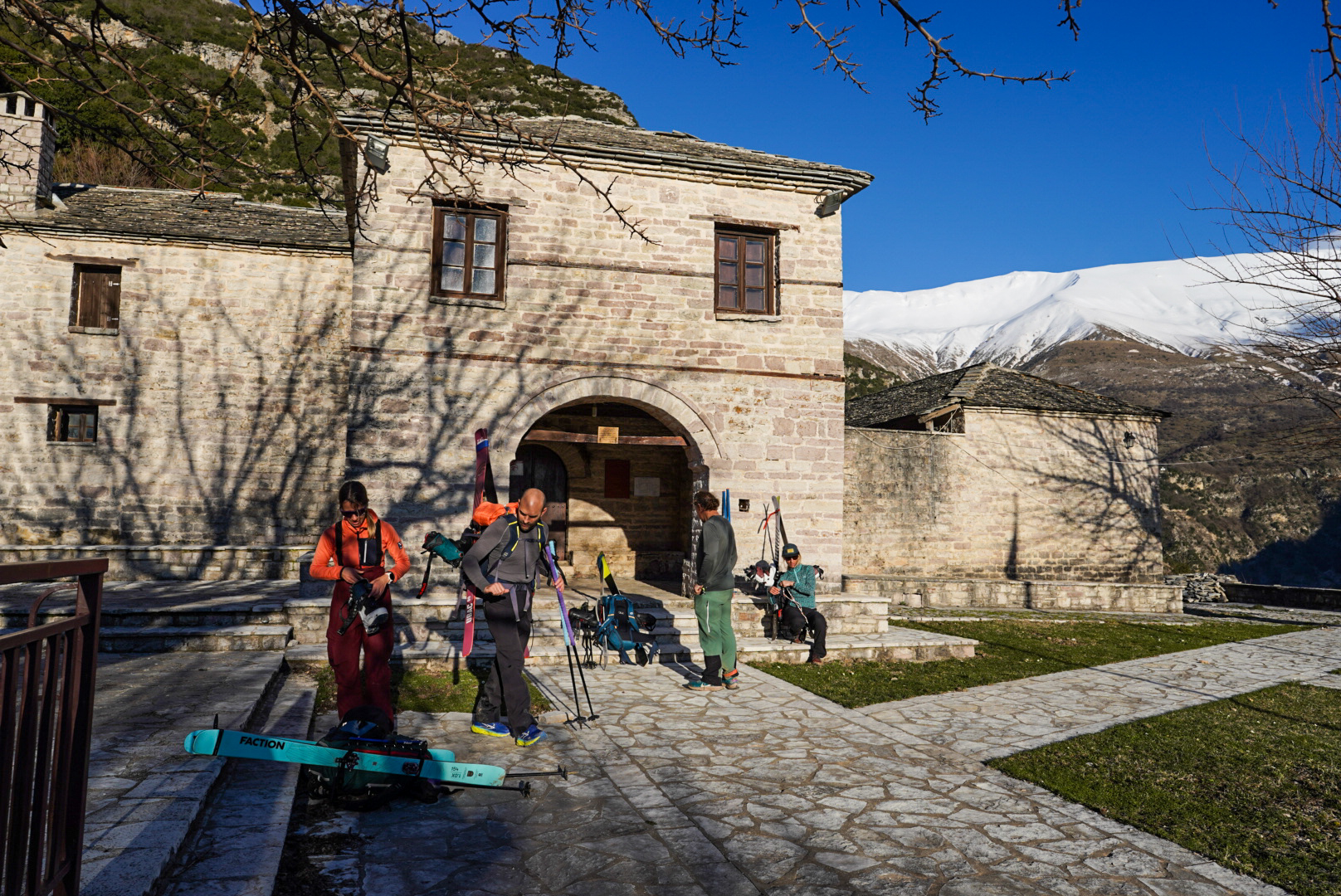 Maison de pierre, tzoumerka — secteur theodoriana, lors d’une itinérance à ski en Grèce.